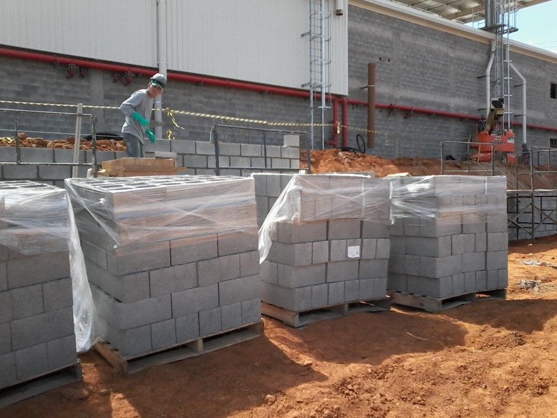 Paletes de blocos de concreto no pátio de produção
